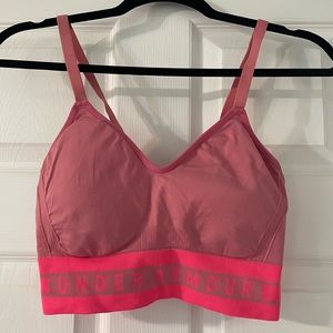 Women’s lightly padded sports bra. UA